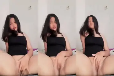 Dokumentasi Gadis Cantik Bersantai Di Kasur