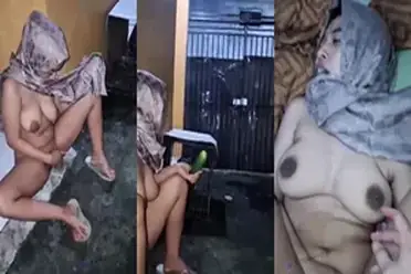 Jilbab Lugu Eksib Di Teras Rumah
