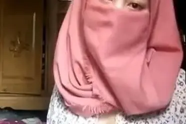 Ukhti Hijab Pink Cantik Bersantai Di Kasur